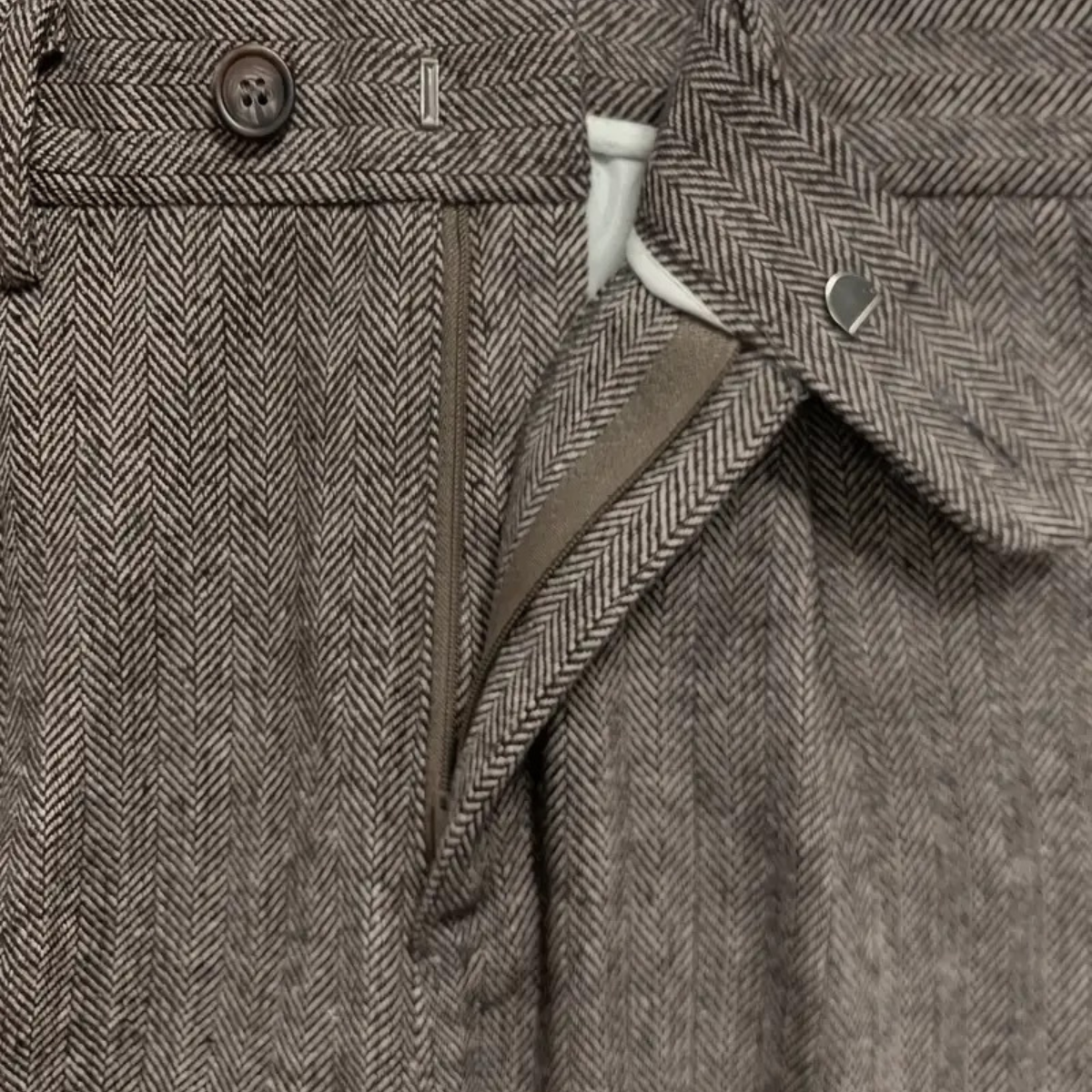 Men's high-waist pleated pants, herringbone waist with button and zipper